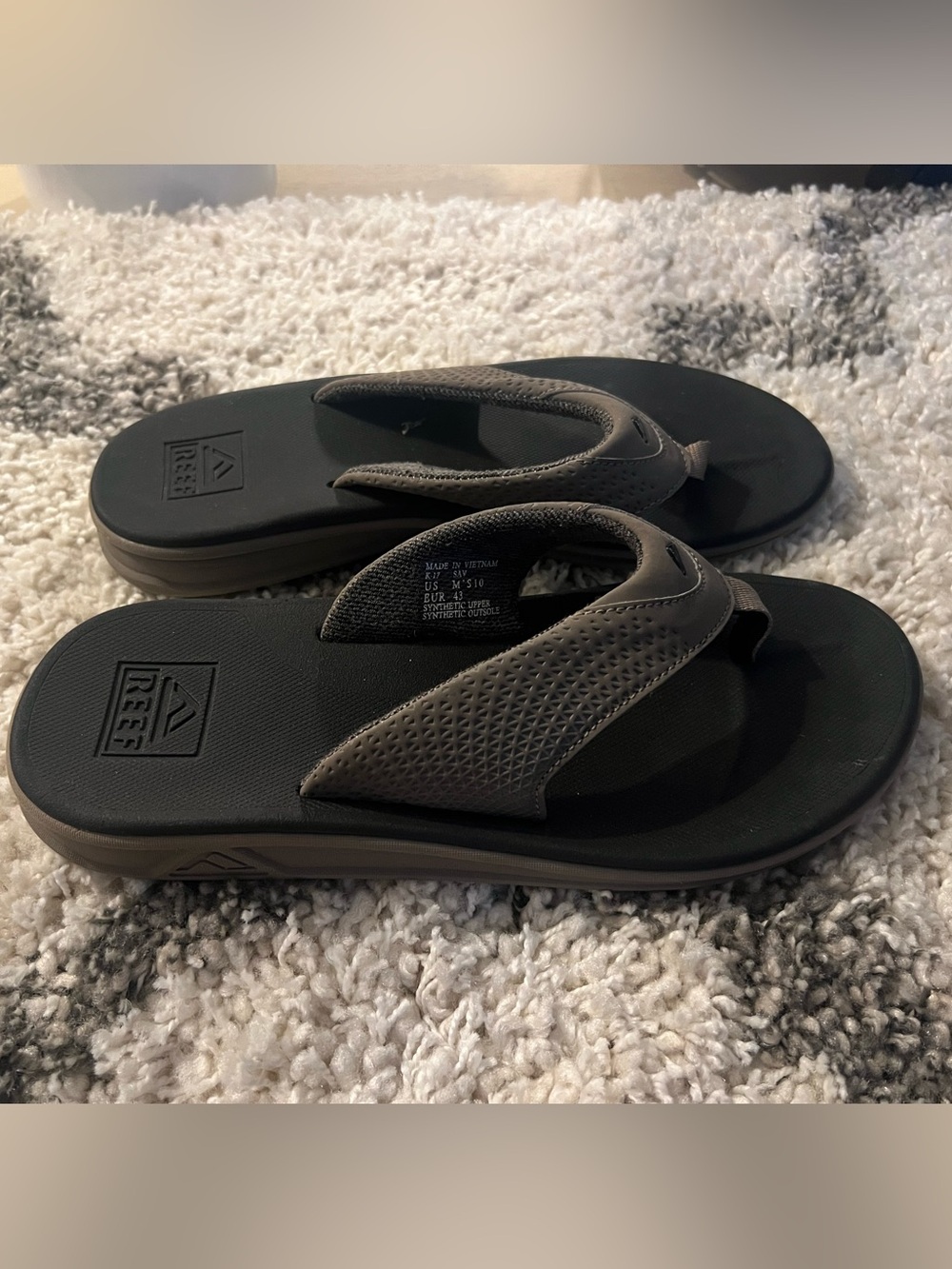 NEW Reef Men’s Dark Gray/Black Padded Thong Sandals